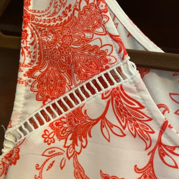 Orange and white Soie’blu top with a peekaboo back - Picture 4 of 6